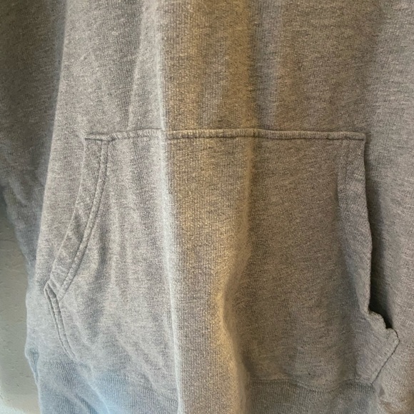Men’s size medium Tommy Hilfiger hoodie grey. That’s our age that’s a p6 - Picture 8 of 8